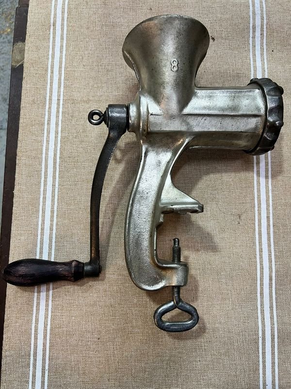 Picadora de Carne Antigua Manual Marca Eagle con Manivela de Madera