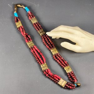 Dos Collares Artesanales: Étnico con Cuentas de Vidrio y Metal, y Diseño en Relieve - imagen 3