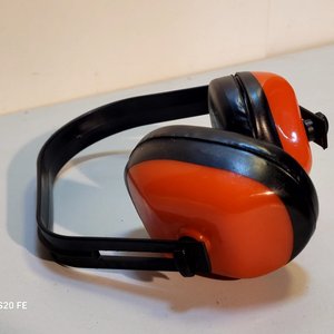 Casco de Seguridad Naranja con Protección Facial, Orejeras y Guantes Verdes - imagen 6