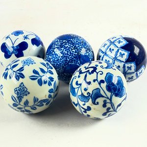 Cinco Esferas Decorativas de Cerámica Azul y Blanca con Diseño Floral - imagen 1