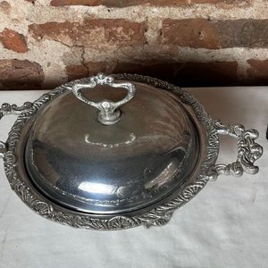 Lote anterior: Guisera Antigua de Platina con Tapa Cincelada y Repujados