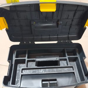 Caja de Herramientas Portátil Negra con Manija Amarilla - imagen 4