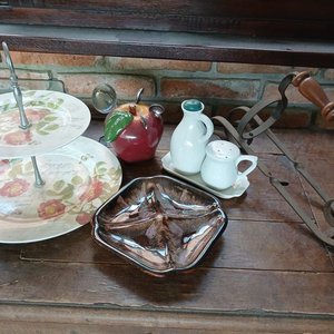Lote siguiente: Plato de Postre de Dos Niveles, Especieros, Soporte para Vinos y Utensilio