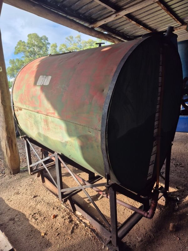 Tanque de chapa de 1500LTS con estructura de hierro sobre patines - imagen 8