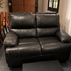 Lote anterior: Sillón de Cuero Negro de Dos Cuerpos con Apoyabrazos Acolchonados