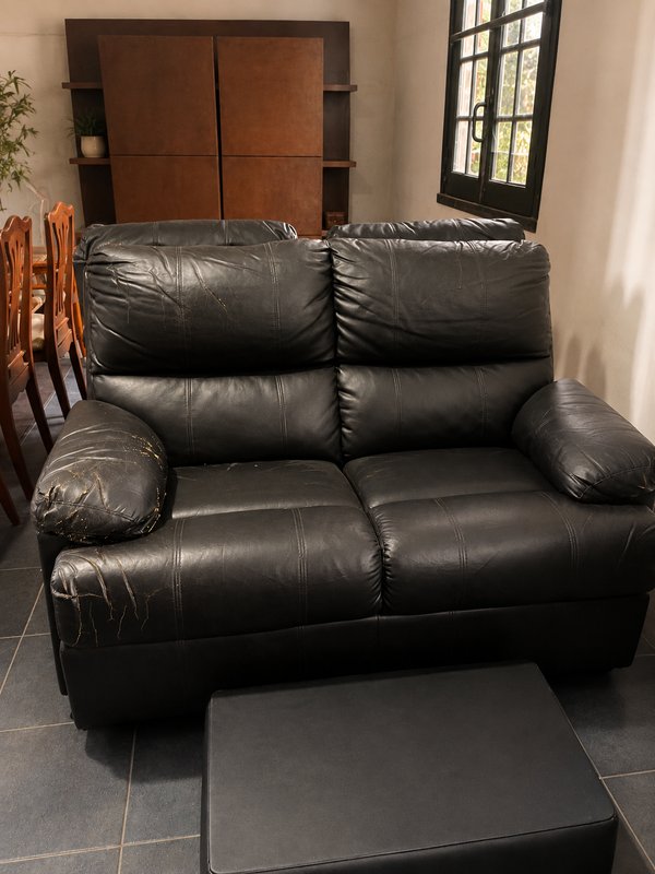 Sillón de Cuero Negro de Dos Cuerpos con Apoyabrazos Acolchonados