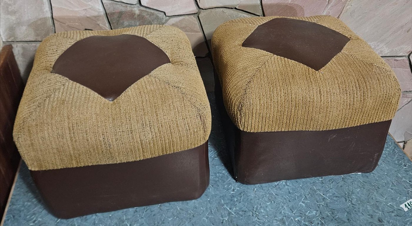 Lote de 2 Puffs Tapizados en Buen Estado