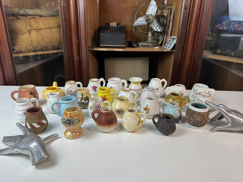 Colección de vasijas y cerámica