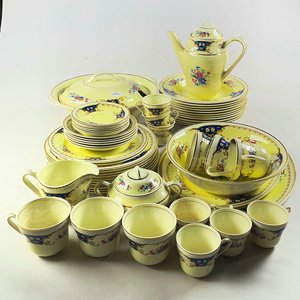Lote siguiente: Cincuenta y seis piezas en loza inglesa floral, sopera, ensaladera, fuentes, tetera(con manchas), azucarero, lechera, tazas y platillos