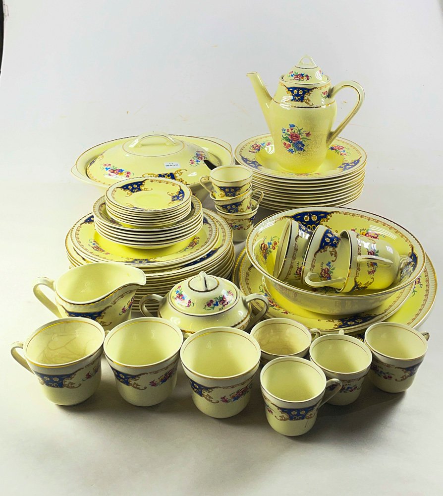 Cincuenta y seis piezas en loza inglesa floral, sopera, ensaladera, fuentes, tetera(con manchas), azucarero, lechera, tazas y platillos