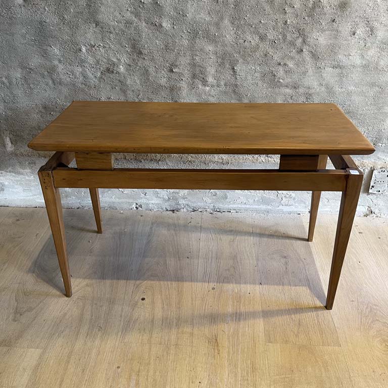 Mesa americana con diseño sencillo y detalles únicos