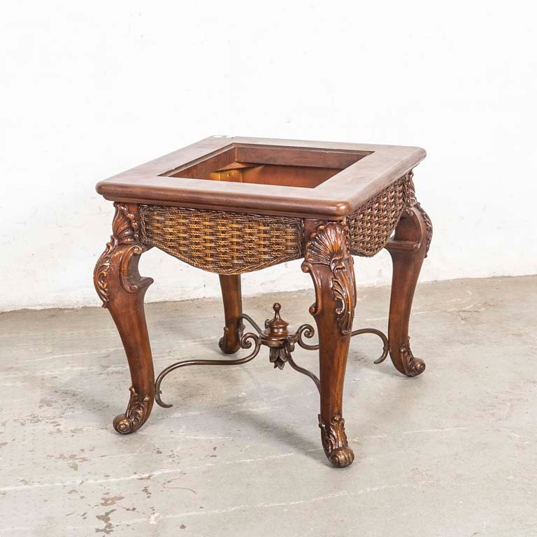 Lote siguiente: Mesa de living en compensado, metal y fibras con detalles en la pintura