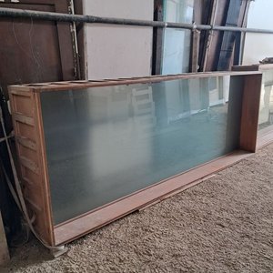 Lote siguiente: Ventana Fija con Vidrio Esmerilado de Pino Brasil y Cedro