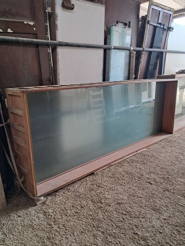 Ventana Fija con Vidrio Esmerilado de Pino Brasil y Cedro