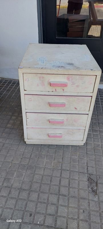 Lote anterior: Mueble de madera en mal estado con cajones