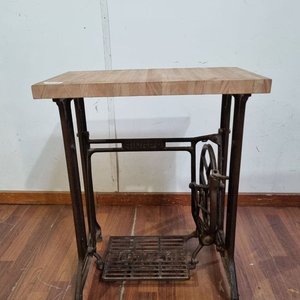 L 958 - 1 Pieza - Mesa auxiliar con base de antigua máquina de coser 'Singer' en hierro forjado, combinada con tapa superior de madera maciza (Medidas 61x37x75cm) - imagen 2
