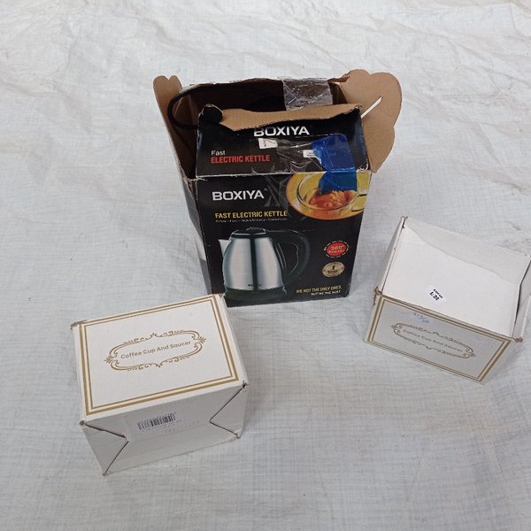 Tres piezas: jarra eléctrica + 2 tazas de café con tapa y cucharita. - imagen 1
