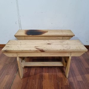 Lote anterior: Banquetas de Madera Clara con Quemadura Visible