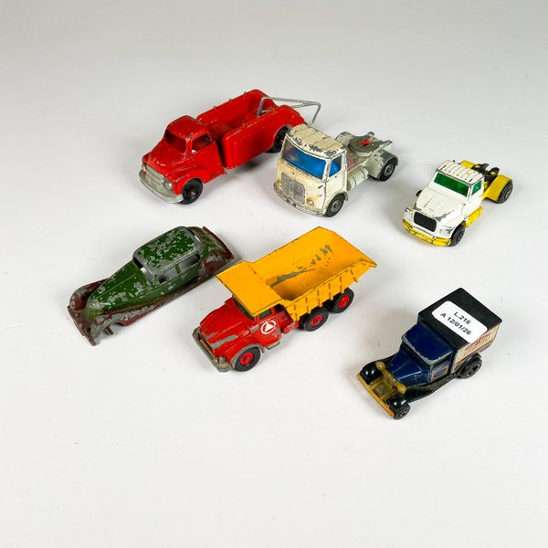 Lote siguiente: Colección de juguetes Matchbox, Lesney y Dinky en mal estado
