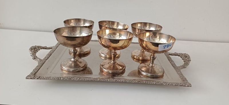 Lote anterior: Bandeja rectangular con copas de plata y oro