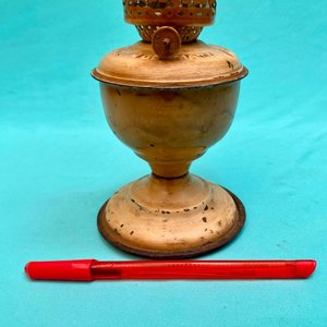 Antigua lámpara a queroseno sellada made in Grmany. Tiene su tubo original . Altura total en el tubo 27 cm. - imagen 9
