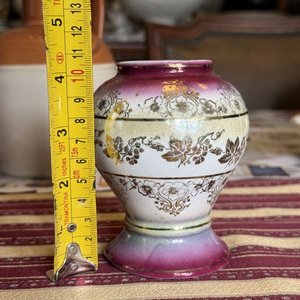 Lote de Artículos de Porcelana: Jarra, Taza, Florero, Candelero y Platos - imagen 14