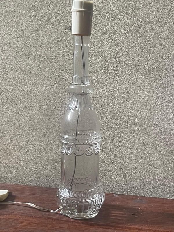 Lámpara de Mesa Decorativa de Vidrio Transparente con Base de Botella Estilo Vintage - imagen 1