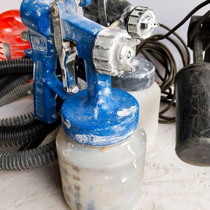 Lote de Herramientas Eléctricas: Engrampadora, Caladora, Atornillador y Compresor de Pintar - imagen 8