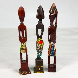Tres Figuras Africanas de Madera Tallada y Pintada - imagen 3