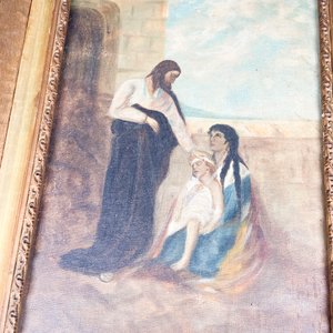 Cuadro al óleo sobre tela: Pareja con niño y figura religiosa, marco de madera dorado - imagen 3