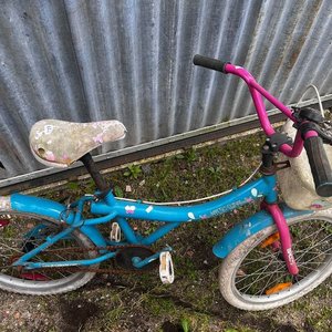 Lote siguiente: Bicicleta Infantil Rosada y Azul con Canasto