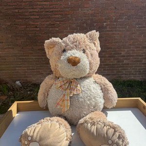 Lote siguiente: Peluche Oso de Peluche Beige con Detalles en Costuras