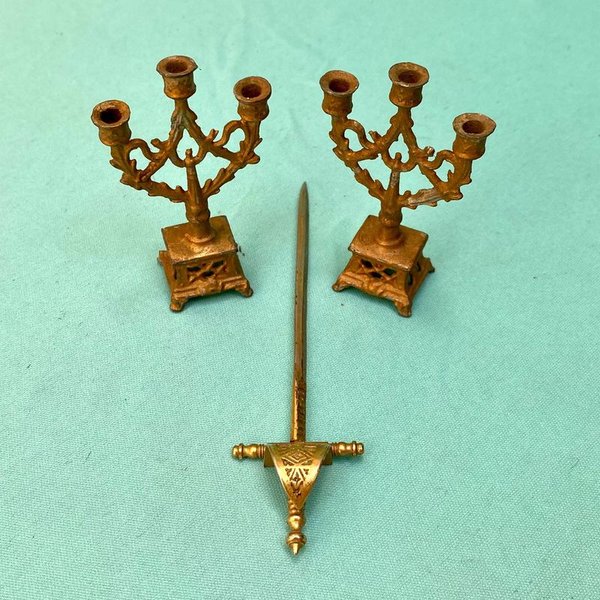 Lotes de candelabros y abrecartas antiguos de bronce - imagen 1