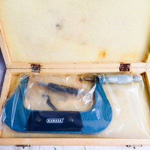 Micrómetro KAMASA 100 x 125 mm con Caja de Madera - imagen 2