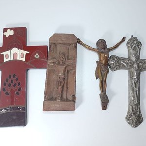 Lote anterior: Lote de Tres Cruces con Cristo y Cruz Decorativa