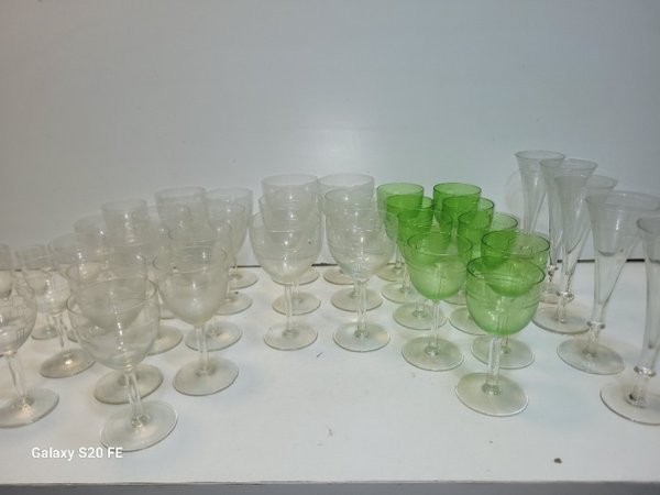 Juego de 37 Copas de Cristal Transparentes y Verdes de Varios Diseños - imagen 1