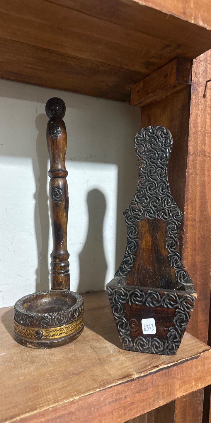Adornos de Madera Tallada y Metal