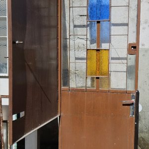 Puerta metalica con postigo muy segura - imagen 2