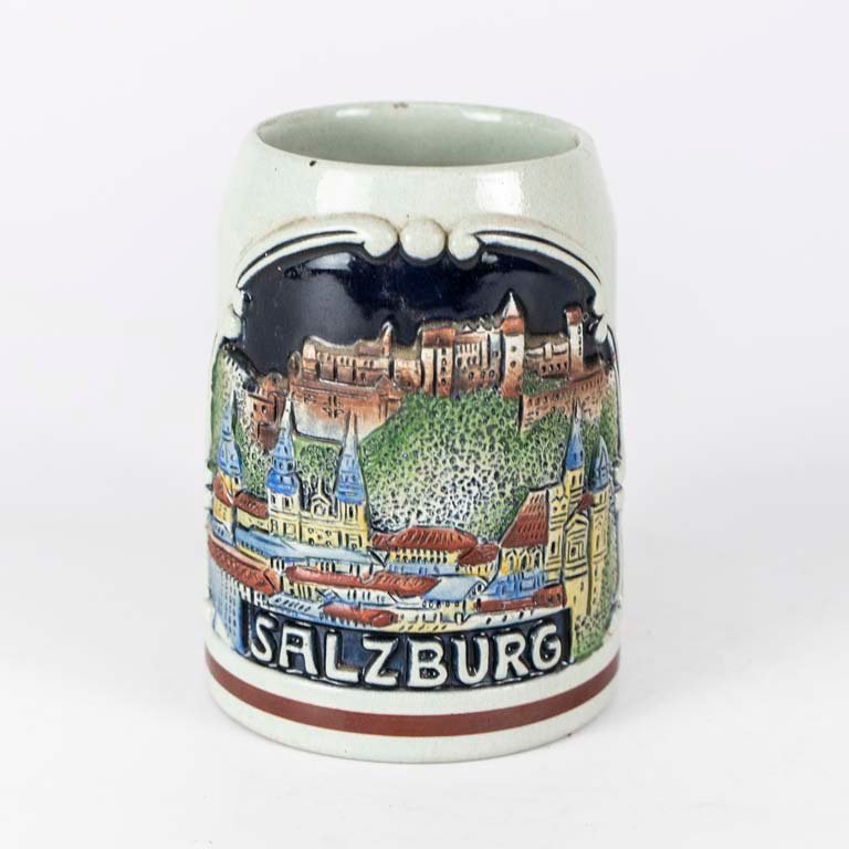 Lote siguiente: Jarra de cerveza de porcelana austriaca con escena de Salszburgo en relieve