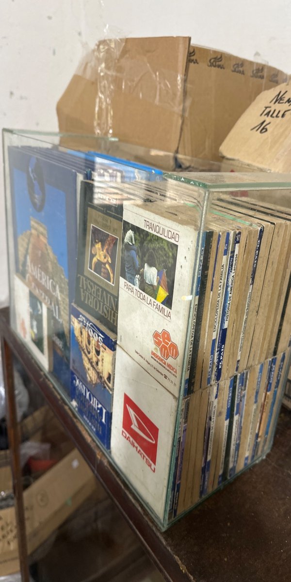 Pescera de Vidrio con Colección de Libros