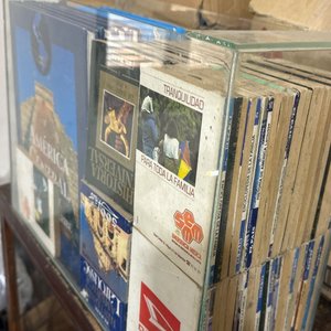Lote anterior: Pescera de Vidrio con Colección de Libros