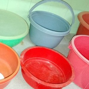 Lote siguiente: Lote de Plásticos: Tupper Grande, 2 Latones, 2 Palanganas y Balde