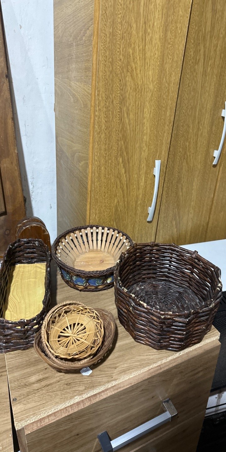 Lote siguiente: Woven Baskets y Mueble de Madera