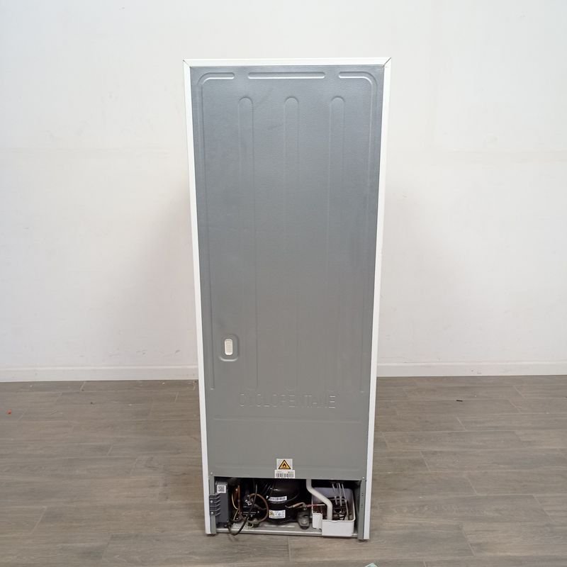 Heladera con freezer marca Panavox en buen estado - imagen 4