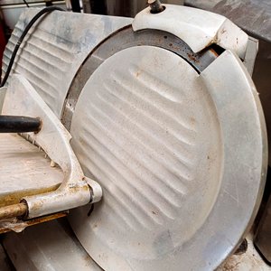 Maquina de cortar fiambres de acero inox , ( no prende ) - imagen 3