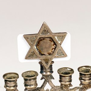 Candelabro Menorá de Plata Israelí con Ocho Luces - imagen 3