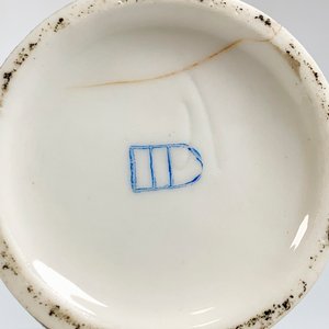 Par de Ánforas de Porcelana Royal Vienna con Escenas Galantes - imagen 4