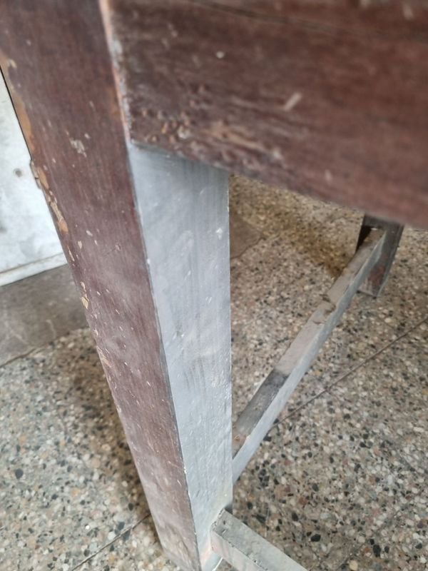 Mesa de trabajo antigua y rústica - imagen 11