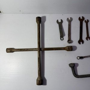 Lote de Herramientas Varias: Gato Mecánico, Tijera de Podar, Martillos, Llaves y Dados - imagen 5