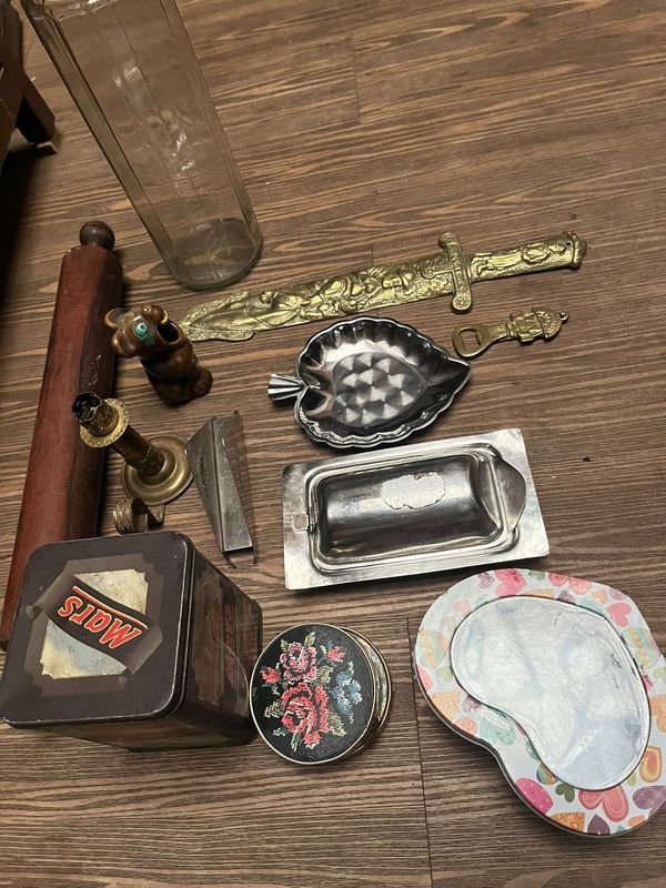 Colección de objetos vintage con detalles ornamentales - imagen 2